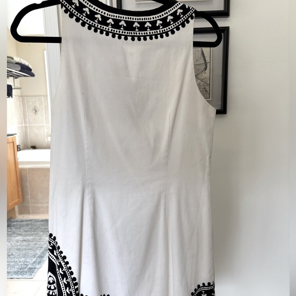 White House Black Market V Neck Shift Dress, Size 6 - Picture 2 of 3